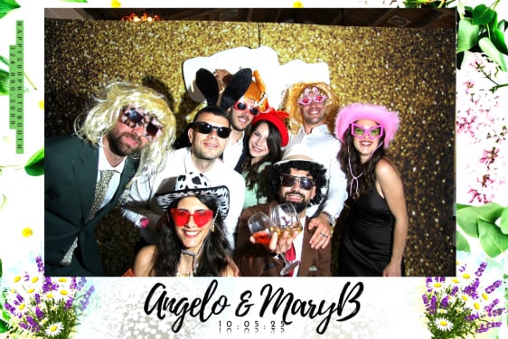 Invitati al matrimonio si divertono con il photobooth vintage Happy500 a Matera