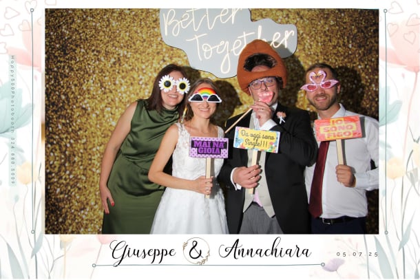 Invitati al ricevimento si divertono e scherzano con la cabina fotografica vintage Happy500.