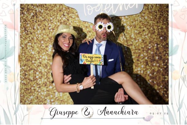 Sposi felici e sorridenti che usano il photobooth Happy500 per il loro matrimonio a Matera.