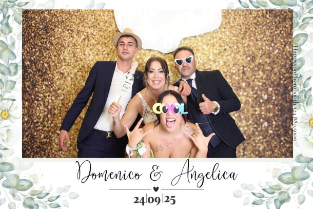 Sposi e amici scattano foto divertenti nell'angolo photobooth stile country chic Happy500.