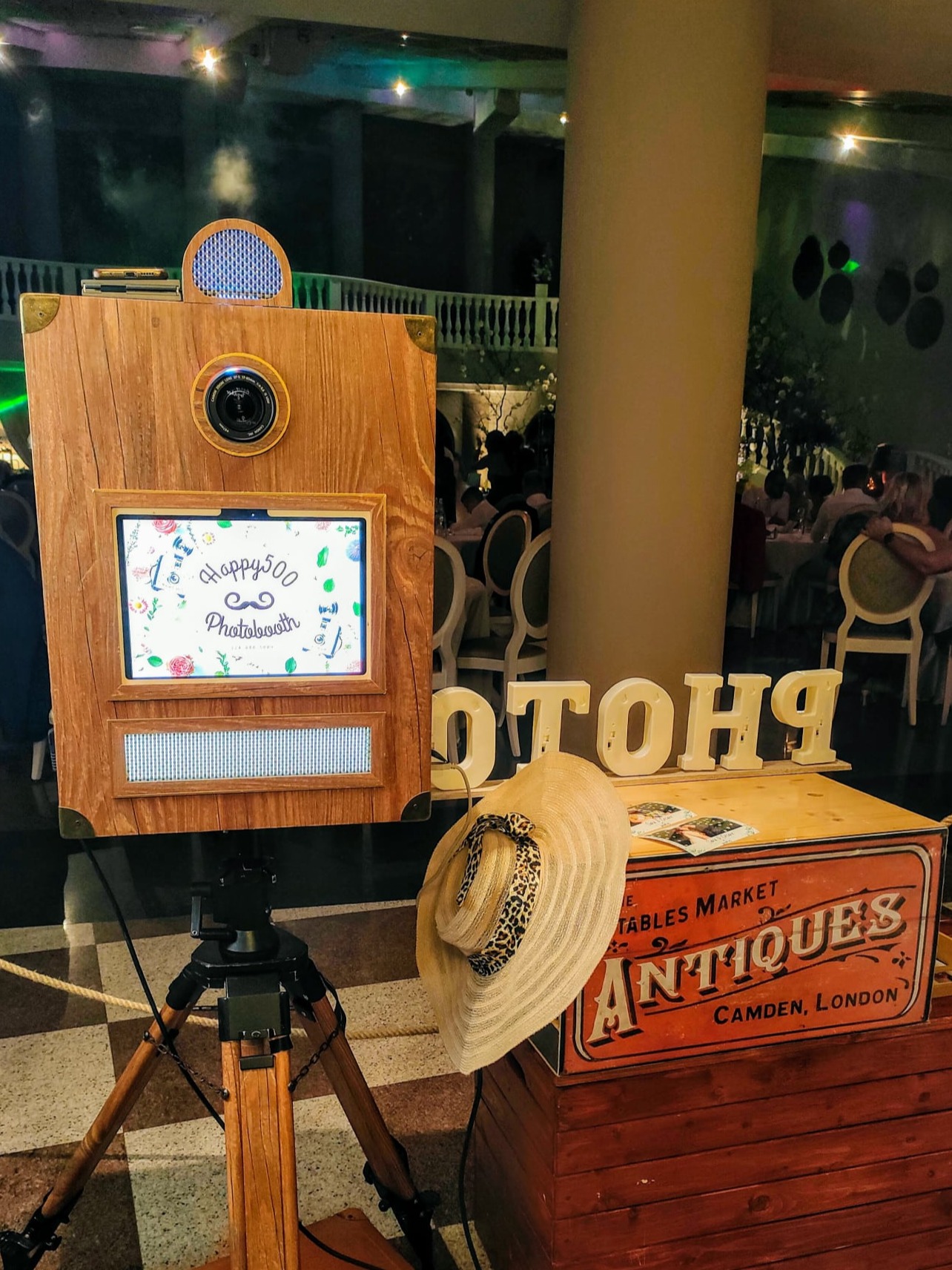 Noleggio cabina fotografica Wood Photobooth Happy500 per ricevimenti matrimonio